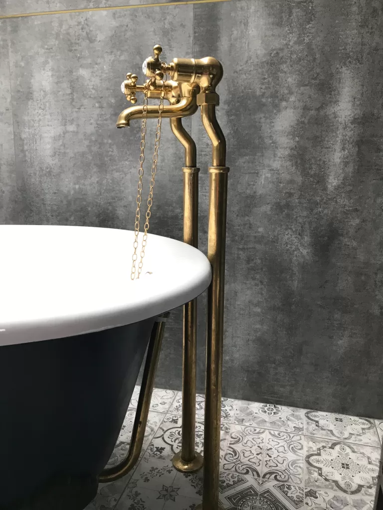 A wonderful bathtub with beautiful gilded pipes