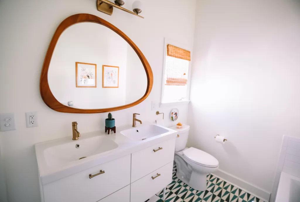 A simple yet stylish bathroom with an interesting mirror design