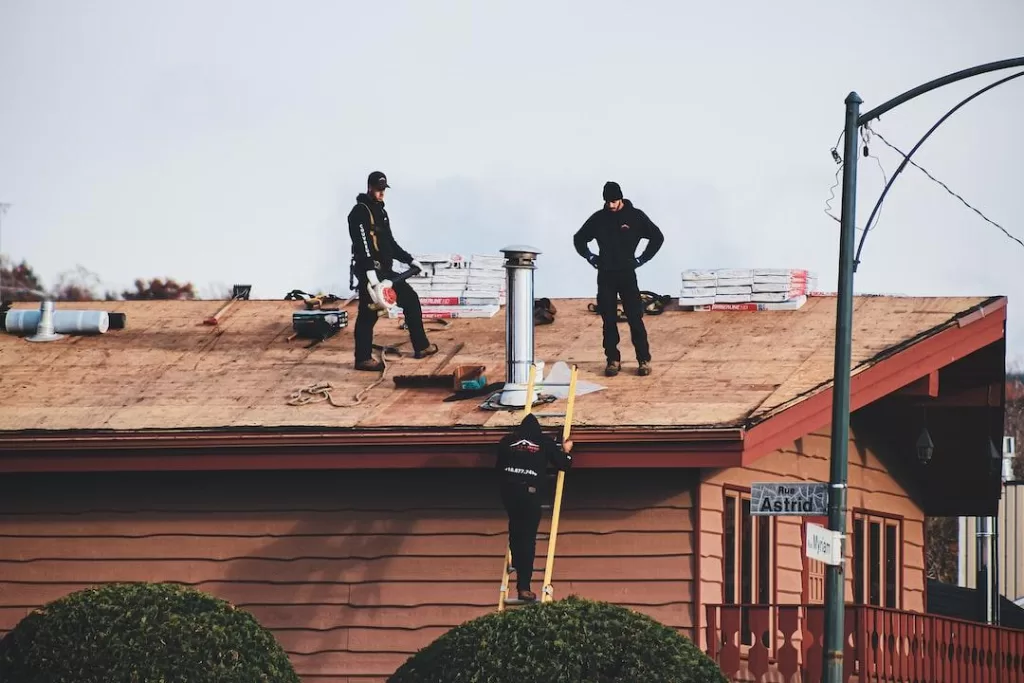 A roof repair company replacing a home's roof