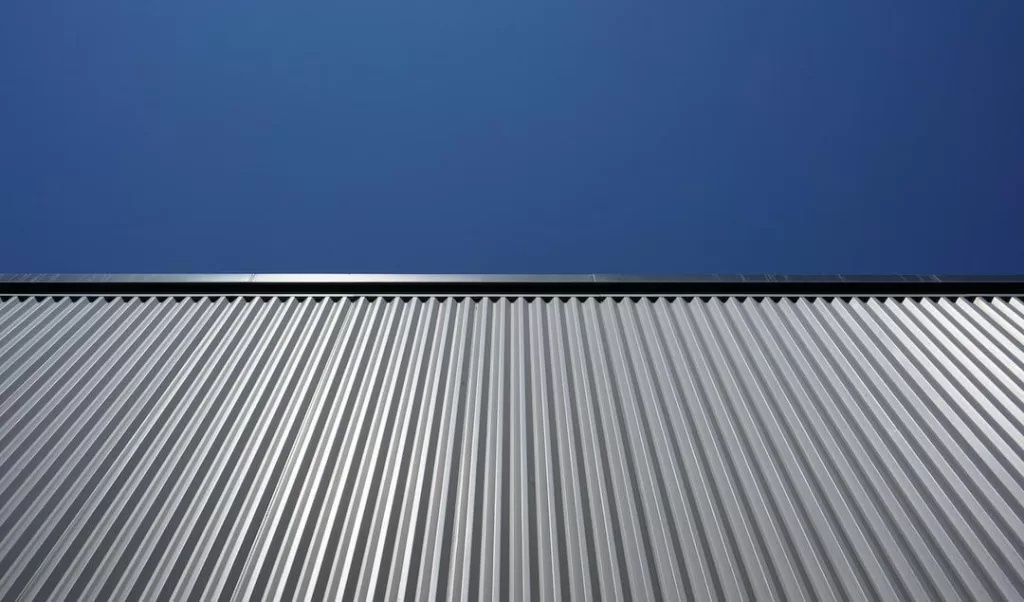 Gray metal roof that a Texas roofing company can paint
